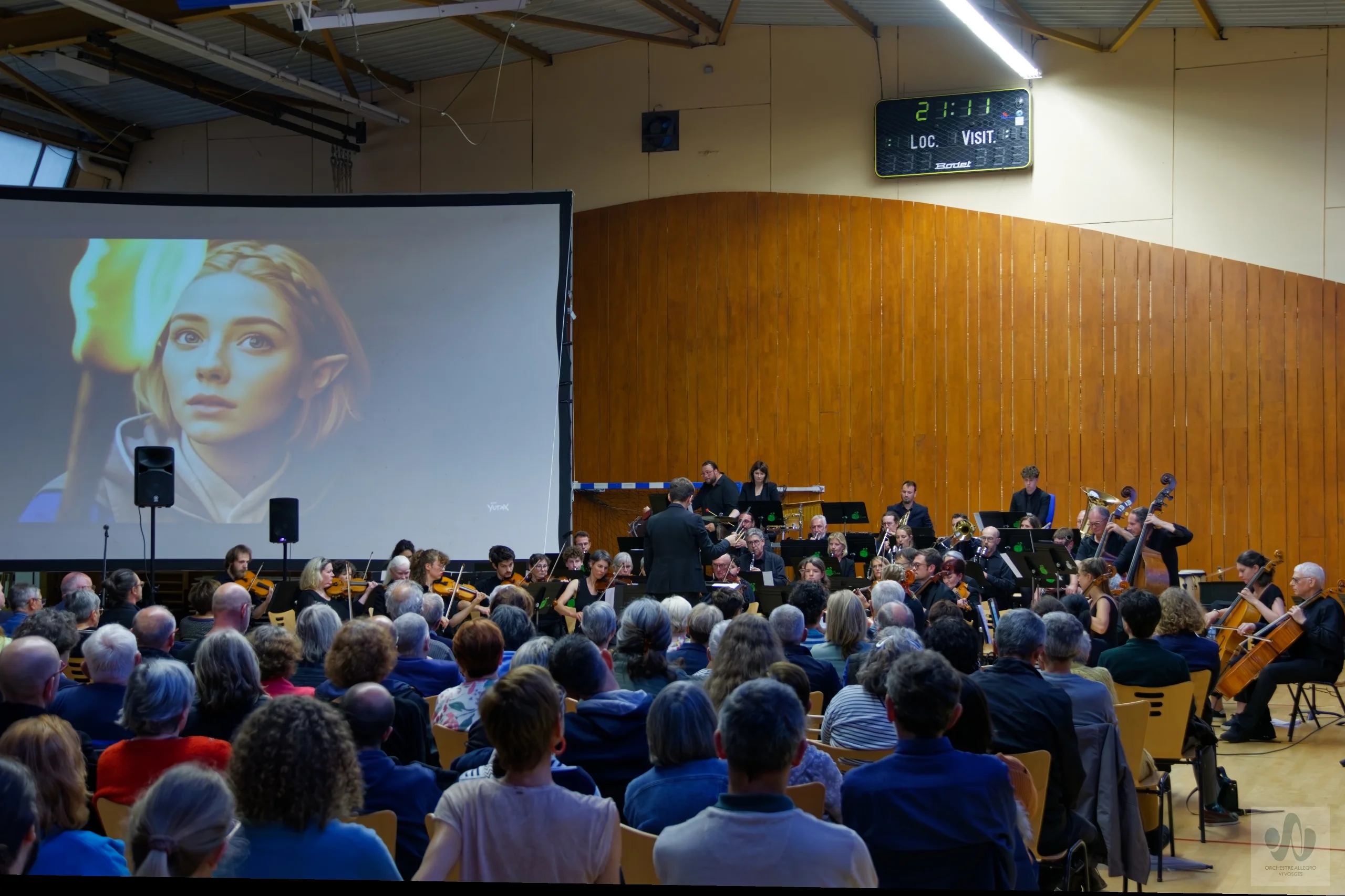 Vue du public, de l'orchestre et de l'écran géant
